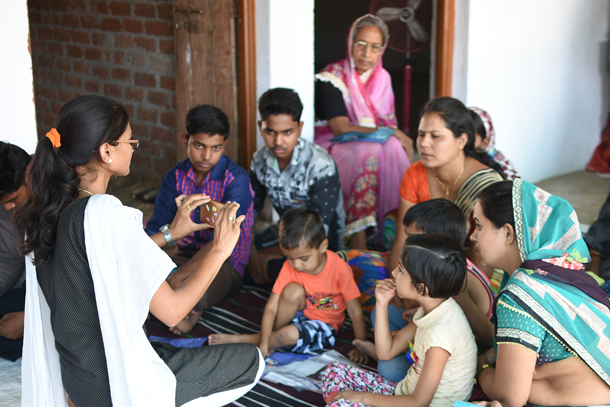 Eine Bauernfamilie in Indien erhält ein Training im Umgang mit digitalen Tools.