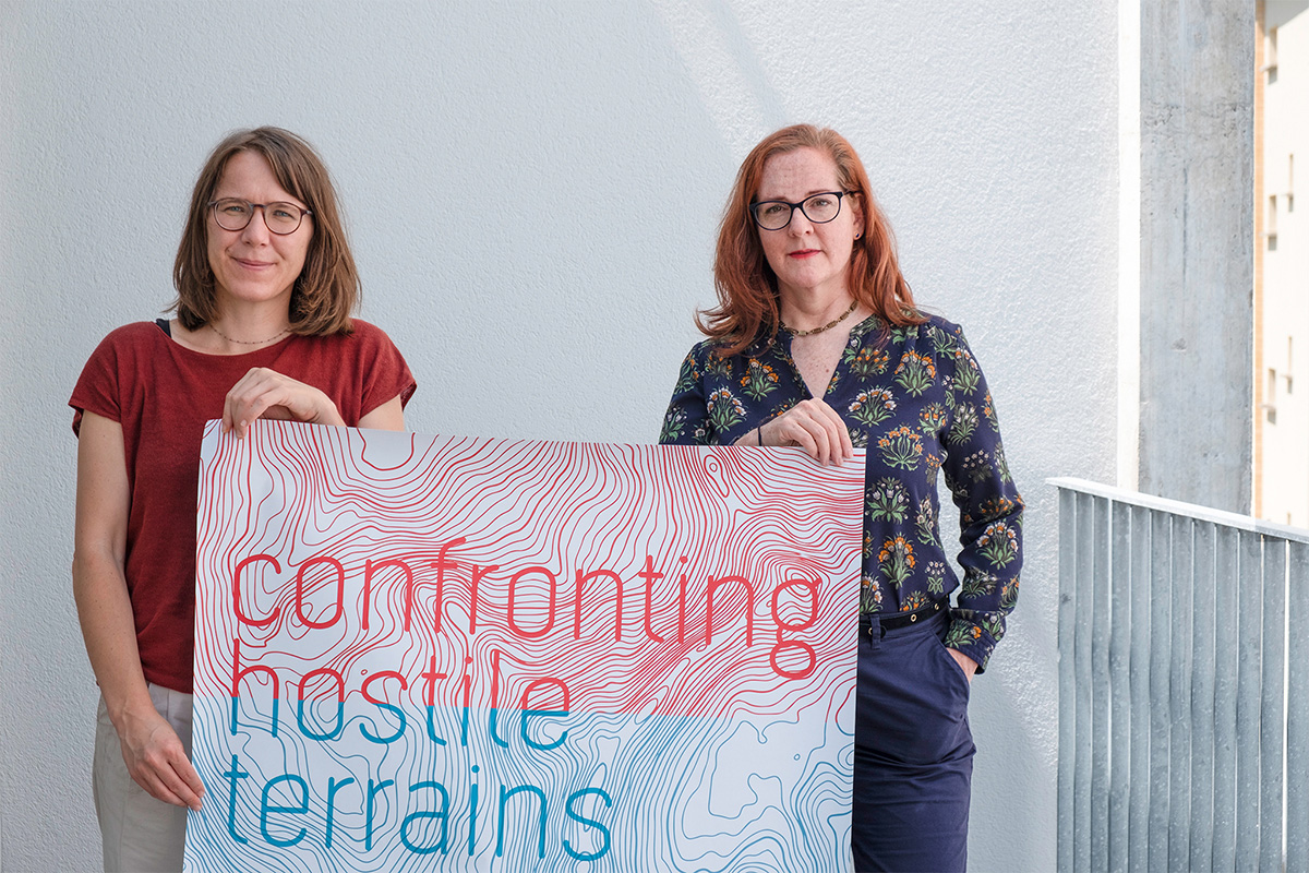 Dr. Gerhild Perl (links) und Dr. Darcy Alexandra vom Institut für Sozialanthropologie haben die Ausstellung «Confronting Hostile Terrains» organisiert.
