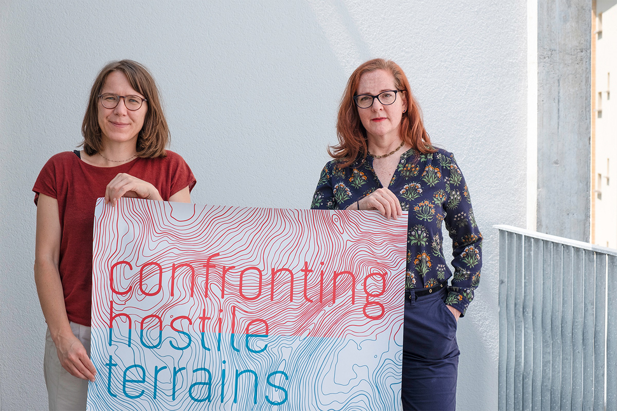 Dr. Gerhild Perl (links) und Dr. Darcy Alexandra vom Institut für Sozialanthropologie haben die Ausstellung «Confronting Hostile Terrains» organisiert.